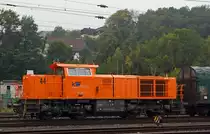 Im Regen - Die Lok 44 eine MaK G 1000 BB (271 004-4) der Kreisbahn Siegen-Wittgenstein (KSW) steht mit ihrem G�terzug am 14.09.2012 von Betzdorf/Sieg zur Abfahrt in Richtung Siegen bereit. Die Lok wurde 2003 bei Vossloh unter der Fabriknummer 1001462 gebaut und am 05.01.2004 an die KSW ausgeliefert. Sie hat die NVR-Nummer  92 80 1271 004-4 D-KSW.