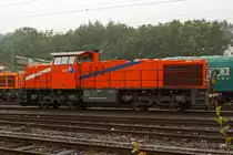 Im Regen - Die northrail MaK G 1206 (275 804-3), vermietet an die HGB Hessische G�terbahn (Buseck), abgestellt am 14.09.2012 in Betzdorf/Sieg. Die Lok wurde 1999 bei Vossloh unter der Fabriknummer 1001013 gebaut und an Vossloh Schienenfahrzeugtechnik (Einsatz als Mietlok) geliefert. Sie hat die NVR-Nummer  92 80 1275 804-3 D-NTS, sowie die EBA-Nummer  EBA 00B01 A004 .