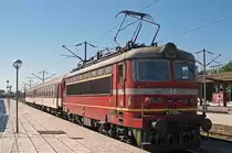 Die 43 556 hat am 03.09.2012 ihren nur aus 2 Wagen bestehenden Zug 20185 aus Shumen p�nktlich nach Varna gebracht und wartet jetzt darauf, dass eine Rangierlok den Zug in Richtung Abstellgruppe zieht. Die unterschiedlich gro�en Ziffern der Loknummer sind in Bulgarien �brigens so selten nicht.