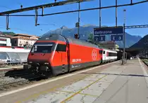 Die Re 460 099-5 an der Spitze des IR 2163 beim Zwischenhalt in Bellinzona. Das spezielle an diesem Zug ist der 1. Wagen nach der Lok. Zur Verst�rkung der Komposition wurde heute ein EWIV Modul inkl. Bt (50 85 28-94 911-0) angeh�ngt. Planm�ssig kommen diese Bt am Gotthard/im Tessin nicht zum Einsatz, 15.09.2012.