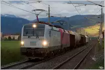 Vectron 193 901  und 1116 107 ziehen den DG 55507 (Zur - Ve) durch das abendliche Murtal. 
Zeltweg 15.9.2012