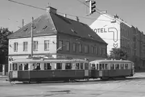 M 4148 + m3 5358 des WTM als Sonderverkehr anl��lich des Tramwaytag am 15.09.2012 biegt von der Linzerstrasse in die Schlossallee ein.