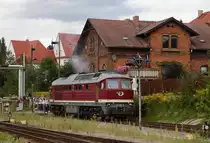 132 004 der Leipziger Eisenbahngesellschaft am 01.09.2012 beim Rangieren im Bahnhof Meiningen. Da der Rangierbereich des Bahnhofes auch �ber eine angrenzende Stra�e hinausgeht, m�ssen hierf�r die Schranken geschlossen werden, was prompt zu einem gro�en Personenstau f�hrte, da an diesem Wochenende die XVIII. Meininger Dampfloktage stattfanden und der Zugang vom Bahnhof zum Dampflokwerk genau �ber diesen Bahn�bergang f�hrt!
