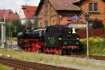 01 118 der Historischen Eisenbahn Frankfurt/M. hat am 01.09.2012 soeben das Gel�nde des Dampflokwerks Meiningen verlassen (Roll-Out!), in welchem sie 2 Jahre, unter anderem wegen eines Kesselschadens, verweilen mu�te und f�hrt gerade in den Bereich des Bahnhofes Meiningen ein. Da im Damppflokwerk gerade die XVIII. Meininger Dampfloktage stattfanden, war dieses Ereignis f�r viele der zahlreichen Besucher nat�rlich ein ganz besonderes Highlight!