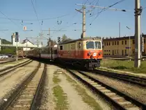 Die 1099.008-3 f�hrt ohne Stromabnehmer aus am Alpenbahnhof? Ja aber nicht ohne Hilfe der 2095.013-5, die den Zug aus dem Bahnhof zieht.St.P�lten am 22.09.2010