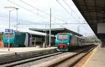 Zwei Regionalz�ge stehen in Bahnhof von Pistoia(Toskana(I) bei Sonne und Wolken am 5.9.2012.