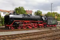 01 118 der Historischen Eisenbahn Frankfurt/M. am 01.09.2012 nach erfolgtem Roll-Out aus dem Dampflokwerk in den Bahnhof Meiningen. Diese Maschine wurde 1934 bei Krupp in Essen gebaut und ist die einzige Lok dieser Baureihe, die seit ihrer Herstellung bis heute ununterbrochen betriebsf�hig erhalten wurde. Nach Ende des Zweiten Weltkrieges stellte sie die Deutsche Reichsbahn der DDR unter der Betriebsnummer 01 2118-6 in Dienst, wo sie bis zu ihrem Verkauf an die Historische Eisenbahn Frankfurt/M. am 05.11.1981 zuverl�ssig ihren Dienst versah. Der Verkauf an den genannten Verein erfolgte damals kurioserweise durch die  Kunst-und Antiquit�ten GmbH  der DDR, welche Bestandteil des Gesch�ftsbereiches  Kommerzielle Koordinierung  unter Federf�hrung von Alexander Schalck-Golodkowski war. Seither wird die Lok vom Verein  Historische Eisenbahn Frankfurt/M.  f�r Sonderzugfahrten eingesetzt.