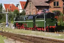 18 201 hat am 01.09.2012 soeben das Dampflokwerk Meiningen verlassen, wo sie anl��lich der XVIII. Meininger Dampfloktage zu Besuch war und in welchem sie kurz durchgesehen wurde und ihre Wasservorr�te erg�nzte. Das Bild zeigt die Maschine bei der Einfahrt in den Bahnhof Meiningen, wo sie gleich wieder ihren Zug der Sonderzugveranstaltungen Chemnitz, welchen sie zuvor aus Dresden hierher gebracht hatte, f�r seine R�ckfahrt in die s�chsische Landeshauptstadt �bernehmen wird.