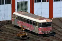 Blick vom Parkdeck der City Galerie am 16.09.2012, vor dem Siegener Ringlokschuppen steht ein glanzloser Schienenbus-Beiwagen (Nummer nicht lesbar), er wird aber wohl bald wieder im neuen Glanze Erstahlen.

Laut neuer Info handelt es sich um 998 115-0 (ex VB 98 115), Baujahr 1955 durch Orion in Eschwege, 1983 zum Bahnhofswagen D�sseldorf 65175 umgebaut.