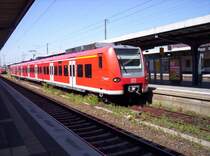 425 150 bei den letzten Minuten vor seiner Abfahrt als S 5 nach H-Flughafen in Paderborn Hbf.
