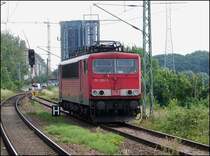 155 056-5 abgestellt im Bhf Stralsund - R�gendamm. Im Hintergrund die f�r die Schifffahrt ge�ffnete Ziegelgrabenbr�cke. ( am 11.07.06) 