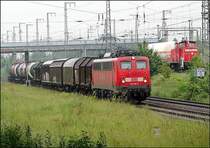 Regenwetter - 140 018-3 f�hrt mit TEC55707 (aus Mukran) in den Hbf Stralsund ein.  (am 21.06.06) 
