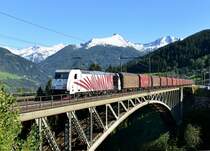185 666 schiebt den LogServ-Zug am 16.09.2012 �ber die Angertalbr�cke. Zugloks des Zuges waren 1216 940 und 1216 930.