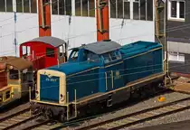 Blick vom Parkdeck der City Galerie am 16.09.2012, vor dem Siegener Ringlokschuppen (S�dwestf�lische Eisenbahnmuseum,Siegen) steht die 212 372-7  ex DB V 100 2372. Die V100.20 wurde 1965 bei Deutz mit der Fabriknummer 57772 gebaut und als V100 2372 in Dienstgestellt,  die Umzeichnung in 212 372-7  erfolgte 1968, im Jahr 2005 wurde sie ausgemustert und ging ans DB Museum N�rnberg dieses gab sie als Leihgabe nach Siegen. Die Lok hat eine Leistung von 1350 PS.
