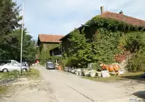 Ein Blick auf die Geb�ude der ehemaligen Werkst�tten und der Lokleitung des BW Lindau-Insel.Einige Schienenreste die zu einem 16 st�ndigen Ringlokschuppen mit einer 23m Drehscheibe f�hrten,sind noch zu erkennen.Der Lokschuppen wurde 1978 abgerissen,an dessen Stelle befindet sich jetzt ein kleiner Park.Vor den Geb�uden befanden sich die Lokbehandlungs-Anlagen,Hier war die BR 18(Bay.S 3/6)beheimatet.Lindau 17.09.12
