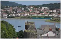 Eine dreiteilige class 175 f�hrt den 10.50 von Manchester Picadilly nach Llandudno. Aufgenommen wurde er bei Deganwy von der alten Stadtmauer von Conwy. (03.09.2012)