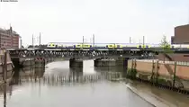 ME 82015 (Bremen Hbf-Hamburg Hbf) mit Schublok 146 510-3 auf der Oberhafenbr�cke 5.8.12