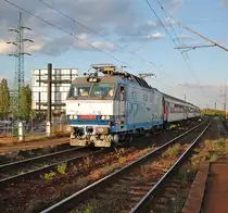 350 006-3 mit Fernzug R 608 „Spišan“ („Der Zipser“) Košice/Kaschau – Žilina/Sillein – Bratislava hl. st./Preßburg Hbf. vor Bahnhof B.-Vinohrady/P.-Weinberge; 08.09.2012