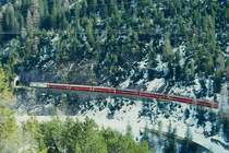 RhB Schnellzug 544 von St.Moritz nach Chur am 03.03.1998 kurz vor Fuegna-Tunnel zwischen Preda und Muot mit E-Lok Ge 4/4III 643 - B - A 1230 - A 1240 - B 2395 - B 2430 - B 2428 - D 4220. Hinweis: gescanntes Dia
