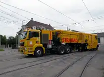 Diese Monster Schienenfr�se ist zur Zeit in Basel und Umgebung im Einsatz. Der ganze Lastzug kann auch auf dem Hochgleis arbeiten. Die Aufnahme entstand auf dem Hof des Depots Dreispitz. Die Aufnahme stammt vom 19.09.2012.