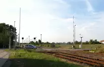 Der Bahn�bergang in K�hnhausen an der Strecke von Erfurt nach Nordhausen und Kassel, am 22.08.2012.