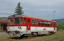 810 405-1 vor Einsatz als Os 6104 Banská Štiavnica/Schemnitz (08:53) – Hronská Dúbrava/Knotenbahnhof (09:23); 11.08.2012 – Laut Fahrplanentwurf von Verkehrsministerium soll die Strecke nach Bergbau- und Welterbestadt seit Dezember 2012 stillgelegt werden...