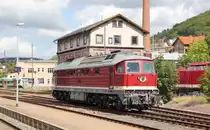 Fast wie in alten Zeiten (wenn man sich den 650 im Hintergrund weg denkt). Nachdem 132 004 ihren Sonderzug aus Leipzig abgekuppelt hatte, fuhr sie zum Fest ins Betriebswerk. Aufgenommen am 01.09.2012 in Meiningen.