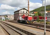 Nach erfolgtem Umsetzen zieht sich 271 027-5 lieber wieder in den Hintergrund zur�ck. Aufgenommen am 01.09.2012 in Meiningen.