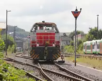 Quasi ein Zaun-Gast zwischen all den gro�en Dampfern und Diesel war die 271 027-5 der Frankfurter Hafenbahn. Sie unterst�tzte als zweite Lok den Frankfurter Sonderzug. Aufgenommen am 01.09.2012 an den 18. Meininger Dampfloktagen.