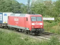 Am 25.08.2012 kam 145 053-5 mit einem KLV nach Haltingen. Hier ist der KLV kurz hinter M�llheim (Baden).