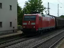 Auch neben dem Stellwerk in M�llheim (Baden) die 185 110-4 mit einem Gemischten G�terzug. (14.08.2012)