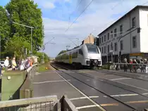 Am 15.09. 2012 f�hrt eine MRB von Mainz nach Koblenz zwischen Bingen (Stadt) und Bingen Hbf. Dieser Bahn�bergang bleibt manchmal  knapp 20 Minuten zu und es fahren bi su 4 Z�ge dar�ber.