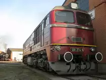 16.09.2012, Dampflokfest im Bahnbetriebswerk Arnstadt hist.

Aber auch ein Vertreter der Dieselloktraktion hat sich  eingeschummelt  und ist Zeuge einer gro�artigen Epoche.
Hier steht die BR 120 274 direkt neben dem gro�en Rundschuppen im fr�hen Morgenlicht.
Im Hintergrund sieht man eine Lok der Baureihe 52, welche f�r den Tag so langsam Druck aufbaut.