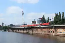 182 005 mit einem Regionalexpress in Berlin an der Jannowitzbr�cke am 06.07.2012