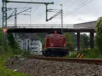 Ich war dabei die Fotostelle zu wechseln, da h�rte ich noch was kommen, zur�ck an die Strecke da reichte es noch zu dem Nachschuss - Die 211 051 -8 der EfW-Verkehrsgesellschaft mbH (Frechen), ex DB V 100 1051, kommt aus Richtung Siegen, hier am 15.09.2012 kurz vor dem Bahnhof Betzdorf/Sieg. Die V 100. 10 wurde 1962 bei MaK in Kiel unter der Fabriknummer 1000069 gebaut und als V 100 1051 an die DB geliefert, 1968 erfolgte die Umbezeichnung in 211 051 -8 bis sie dann 2001 bei der DB ausgemustert wurde. �ber ALS - ALSTOM Lokomotiven Service GmbH, Stendal wurde sie 2002 /2003 an die EfW verkauft. Die Lok hat die NVR-Nummer 92 80 1211 051-8 D-EFW.
Auf ein Neues - Die erste Version war �bersch�rft, somit habe ich das Bild gel�scht und neu hochgeladen. 
Solch eine Lok hat das optimale verdient, oder nicht....