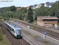 VT 13 der Vogtlandbahn f�hrt am 19.6.12 als RB nach Regensburg in den Inselbahnhof Oberkotzau ein. Hinter dem massiven Stellwerk rechts liegen die Gleise Richtung Selb.