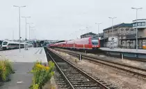 612 667 steht am 25.7.04 in Hof an der Spitze des Regioswinger-Trios auf Gleis 4. In die beiden anderen Z�ge kann man hingegen nicht einsteigen, da sie auf den bahnsteiglosen Gleisen 5 und 10 abgestellt wurden.