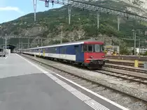 SBB - Ersatzpendelzug am Schluss der Steuerwagen BDt 50 85 82-34 902-5 im Bahnhofsareal in Brig am 03.09.2012