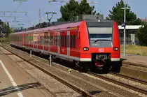 Eine RE 8 in Rheydt am Bahnsteig Gleis drei........der Zug wird vom 425 598-0 gef�hrt am Sonntag den 16.9.2012