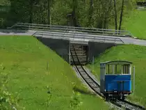 Triebwagen aus 1902 der Sonnenbergbahn mit einem Zug Sonnenberg-Kriens in die N�he von die Sonnenbergspitze am 4-5-2012.