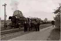 Jumbonauten - Die Lokmannschaften der 44 2546 & 44 1486 beim Fotoshooting, vor dem 2100 t schweren Kieszug von Immelborn nach Eisenach.  
Immelborn 29.10.2011