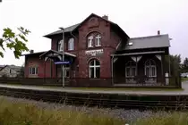 Das EG  Lauterbach wird zweckentfremdet als Hotel genutzt, der Bahnsteig ist saniert und die Z�ge der PRESS halten hier (Strecke Bergen/R�gen - Lauterbach Moole)
30.08.2012  13:24 Uhr noch immer str�mender Regen
Leider verdeckt eine dichte Ahornhecke das Geb�ude, so da� ein Weitwinkel 
Makro   Minadax 52  aufgesetzt werden mu�te, dies verzeichnet die Bahnsteigkante !
