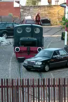 Auch ohne den Daimler im Vordergrund k�nnte diese Kleinlok sich nur wenige Meter bewegen, denn das Gleis endet am Tor.
Aufgenommen vom Interimsbahnsteig der S Bahn in Radebeul West am  16.09.12 gegen 08:54 Uhr, auf die S-Bahn wartend.