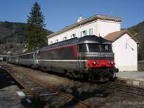 BB 67400 mit einem TER Clermont-Ferrand--N�mes in Villefort. 19.04.2006