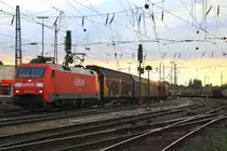 152 076-6 von Railion f�hrt mit einem VW-Zug aus Belgien  und f�hrt in Richtung K�ln bei der Ausfahrt von Aachen-West in der Abendstimmung am 18.9.2012.
