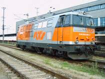 2143 005 im Design der Baufirma Swietelsky steht am 14.07.2006 abgestellt am Welser Hbf. 