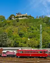Abgestellt am 02.09.2012 in Linz am Rhein -

Links: Die 323 149-5 (ex DB K�f 6436), sie wurde 1959 bei Deutz (Typ A6M 617 R) unter der Fabriknummer 57294, als K�f 6436 f�r die DB, gebaut, 1968 erfolgte die Umbezeichnung, 1990 die Ausmusterung bei der DB. Dann kam sie zur Vennbahn in Raeren, Belgien bis sie 2002 zur Eifelbahn Verkehrsgesellschaft mbH in Linz kam. 

Rechts: 798 751-4 (ex VT98 9751, VT 205 der DKB - D�rener Kreisbahn), der Schienenbus wurde 1960 bei WMD in Donauw�rth unter der Fabriknummer 1291 gebaut, die Ausmusterung bei der DB erfolgte am 31.12.1991. Dar�ber thront die Burg Ockenfels.