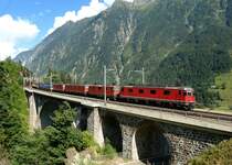 Eine Re 20/20 mit einem G�terzug am 27.08.2008 unterwegs bei Wassen.