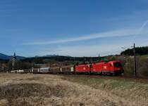 1216 147 + 1216 146 mit einem G�terzug am 02.04.2012 unterwegs bei Finkenstein.