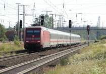 IC 2374 aus Karlsruhe nach Binz. Gezogen von der 101 082-6 kurz vor dem Halt in B�tzow. 14.7.06